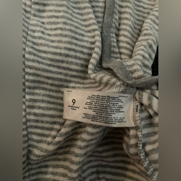 2 (plus 1 free) sleeper/onesies size 9 months - Picture 4 of 7